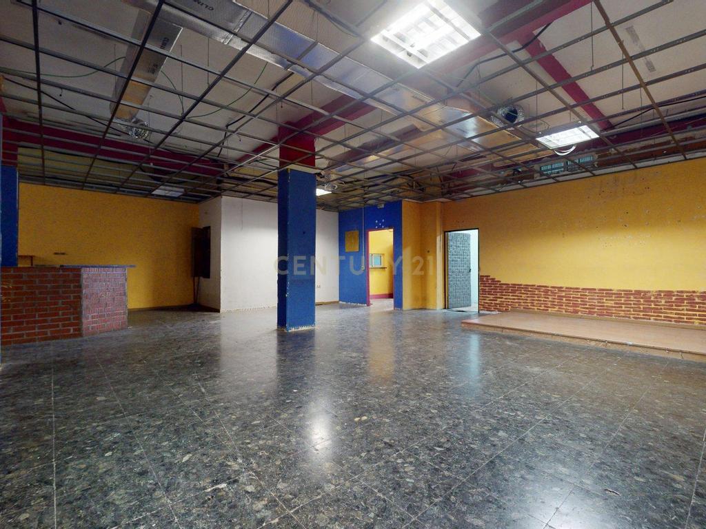 Espaçoso imóvel comercial para renovar no centro de Madrid, a apenas 10 minutos da estação de Atocha. - Image 1