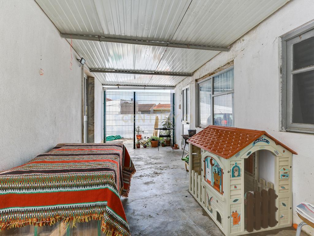 Moradia bifamiliar T4+1 em Pinheiro de Loures, com vistas desafogadas, jardim, pátio, varanda e terraço - Image 37