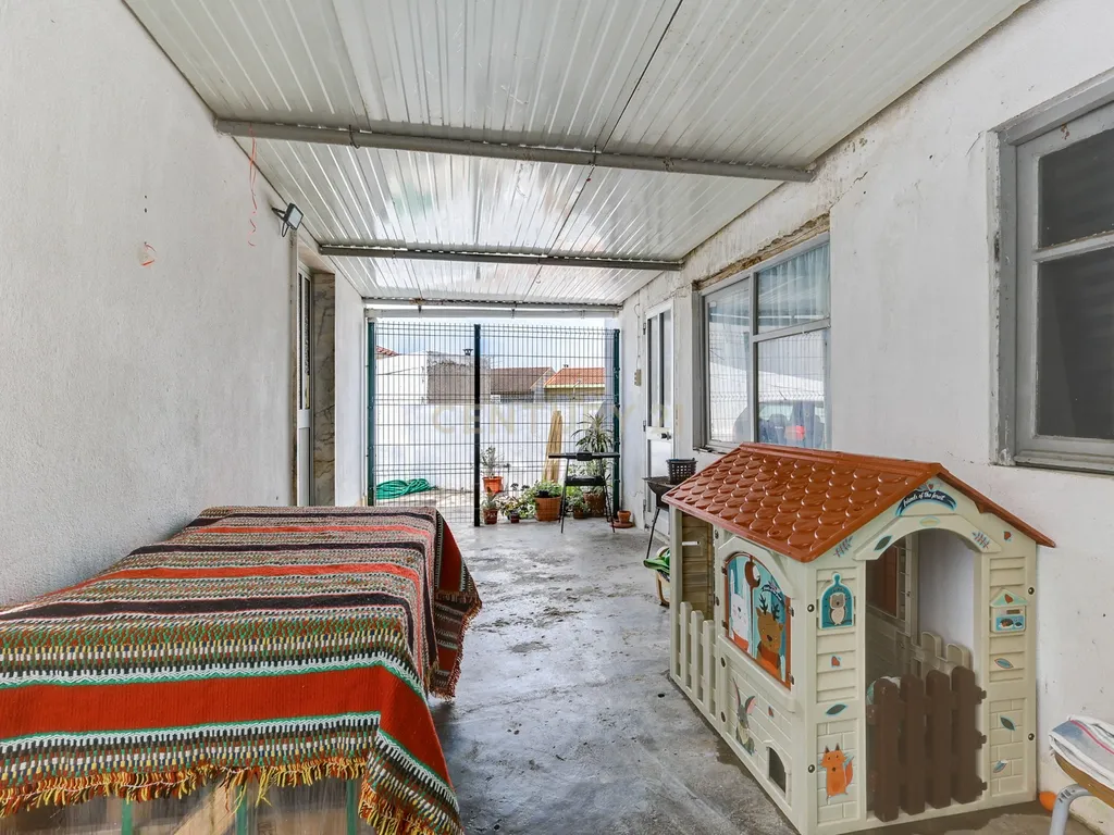 Moradia bifamiliar T4+1 em Pinheiro de Loures, com vistas desafogadas, jardim, pátio, varanda e terraço - Image 37