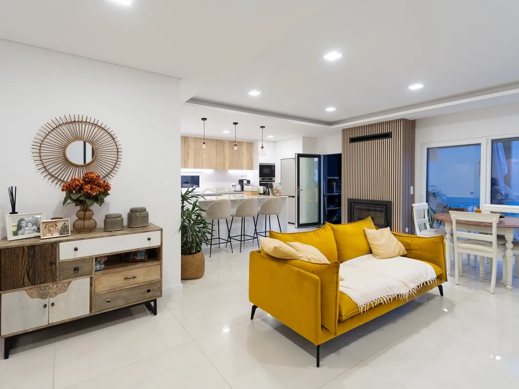 Moradia T3+1 Térrea de gaveto com Piscina, Domótica e Espaço Exterior | Fernão Ferro - Image 1