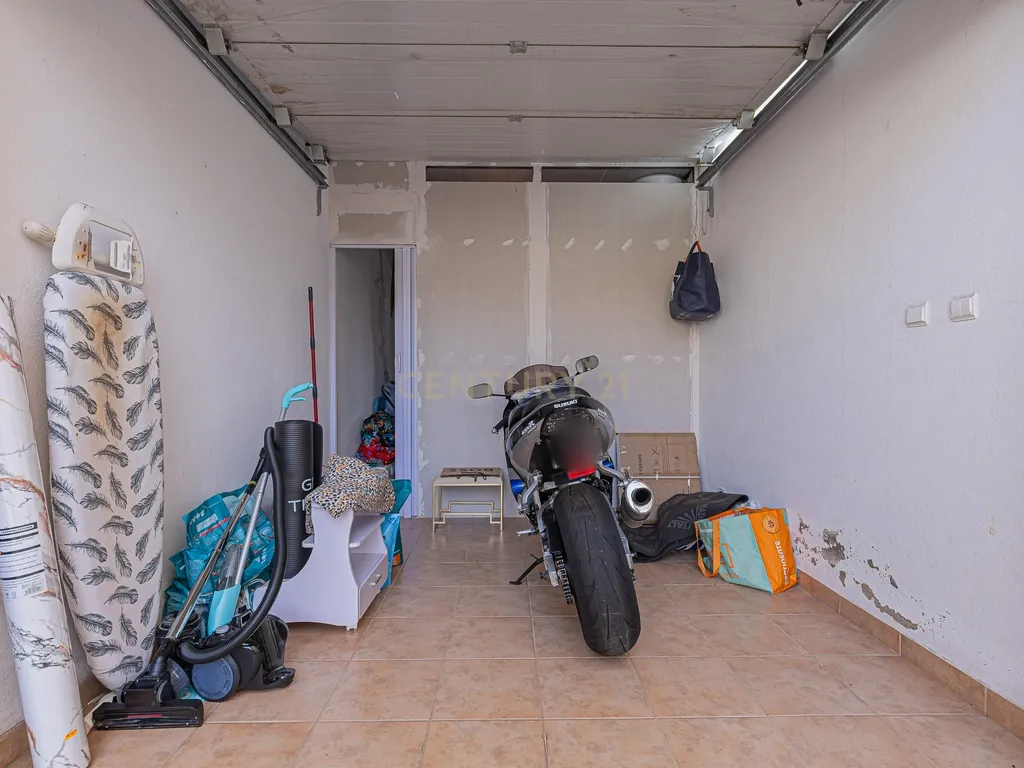 Moradia T4 com 3 Pisos + Sótão e Garagem — Famões - Image 60