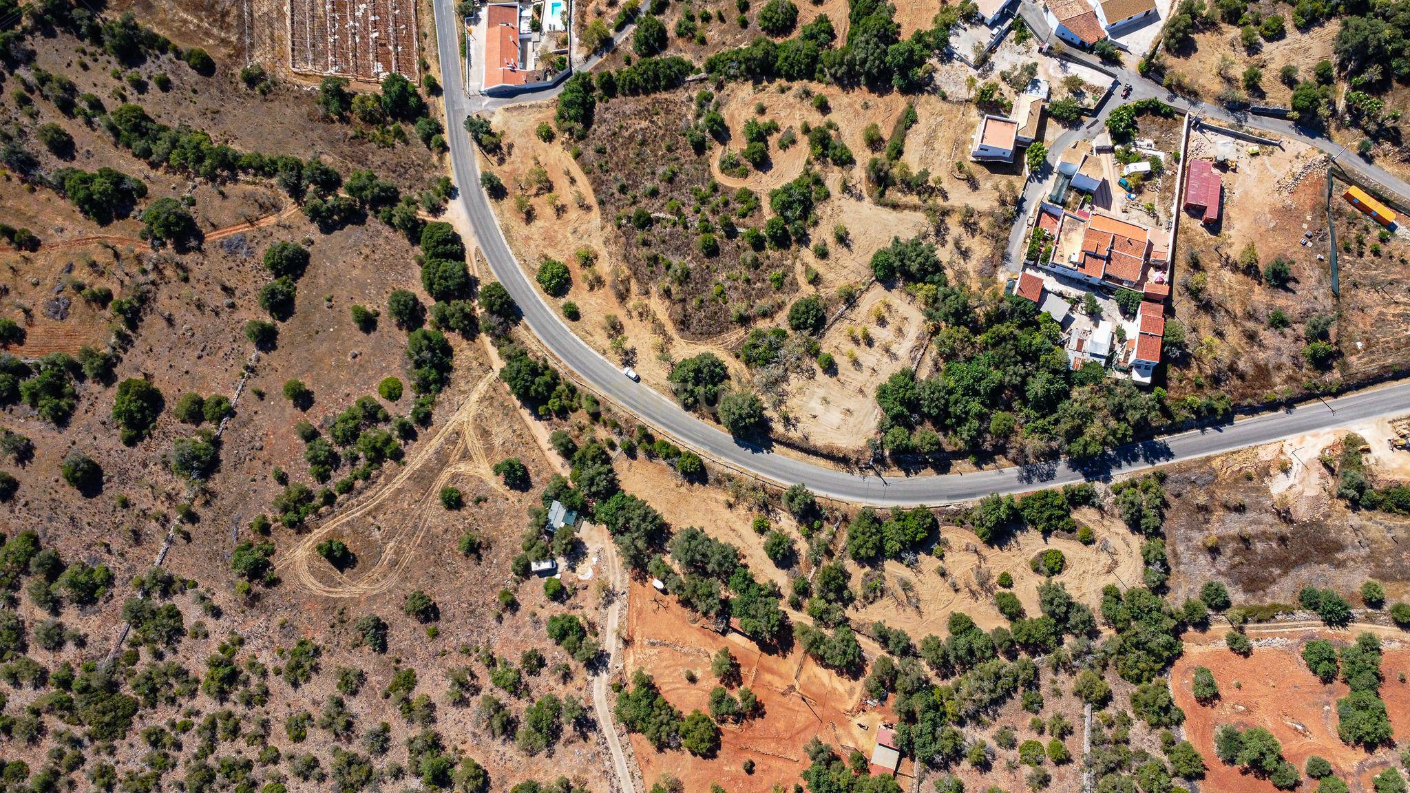 Fotografia 9 de Terreno com alfarrobeiras e bons acessos perto de Paderne
