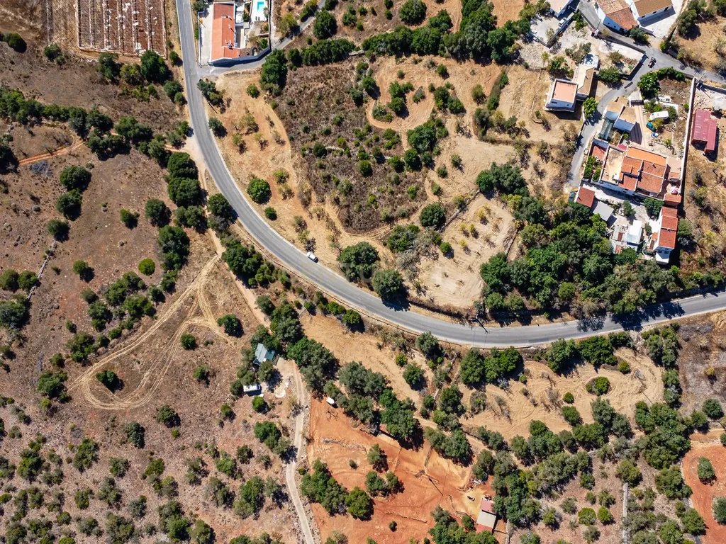 Terreno com alfarrobeiras e bons acessos perto de Paderne - Image 9