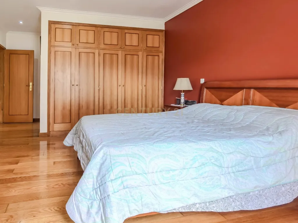Moradia T4 de 4 Frentes com Jardim, Cozinha Regional e Garagem – Custoias, Matosinhos - Image 20