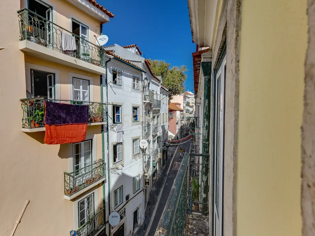 T2 DUPLEX EM ALFAMA COM VISTA PARA ARRENDAR - Image 24