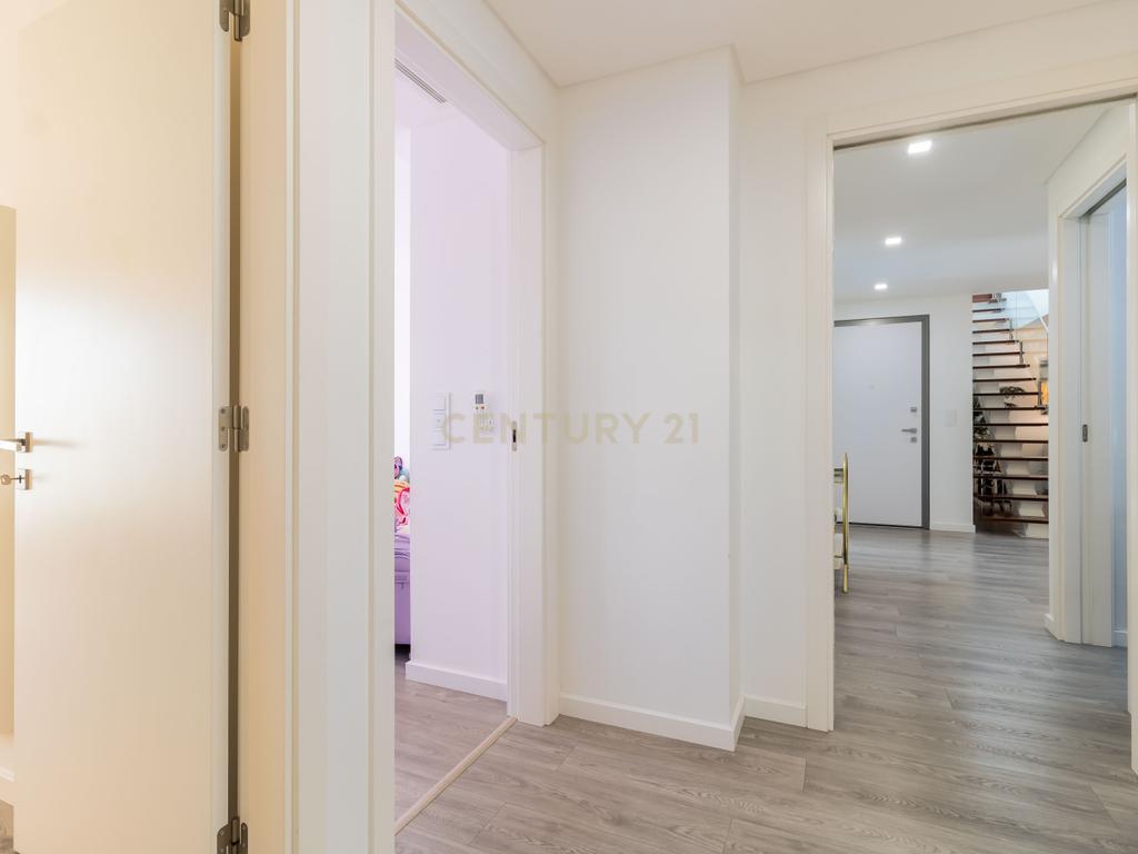 Duplex T4 em Oeiras com terraço e box (3 vagas) - Image 20