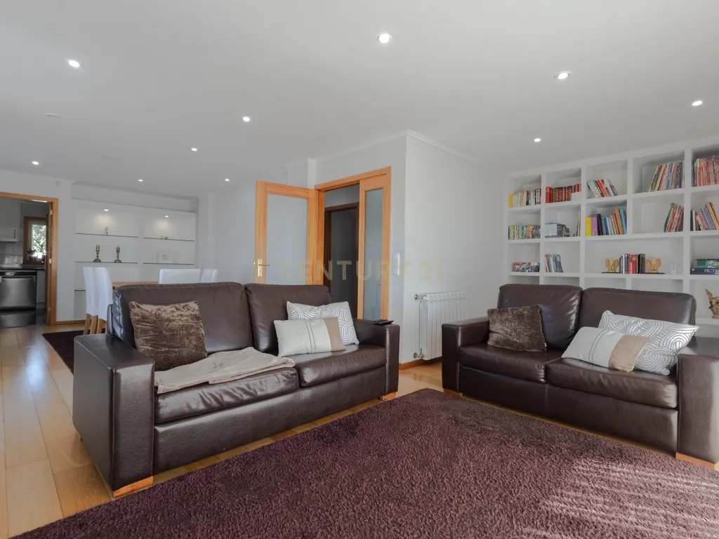 Moradia T3 de Excelência na Maia| 398 m² | 3 Suítes | Garagem para várias Viaturas - Image 6