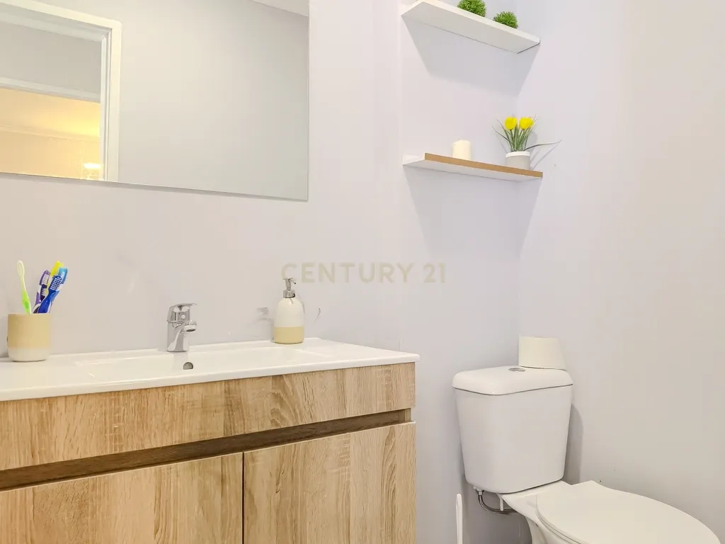 Apartamento T2, de 2 frentes, localizado em Rio Tinto, com Sótão e Garagem Box - Image 15