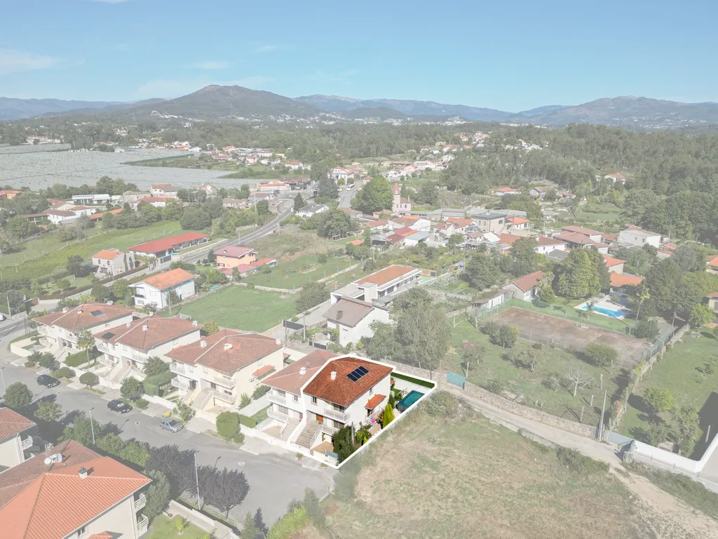 Moradia T3 com Suite, Excelentes Áreas e Vista Desafogada em Lago, Amares - Image 3