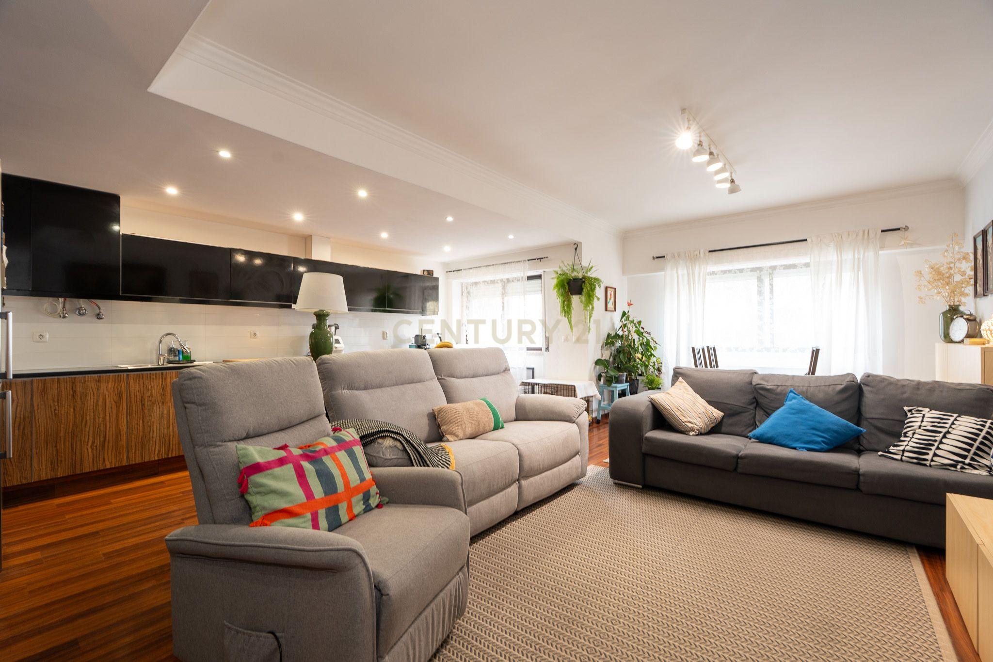 Apartamento T3 com garagem para 2 viaturas Monte Abraão - Image 5