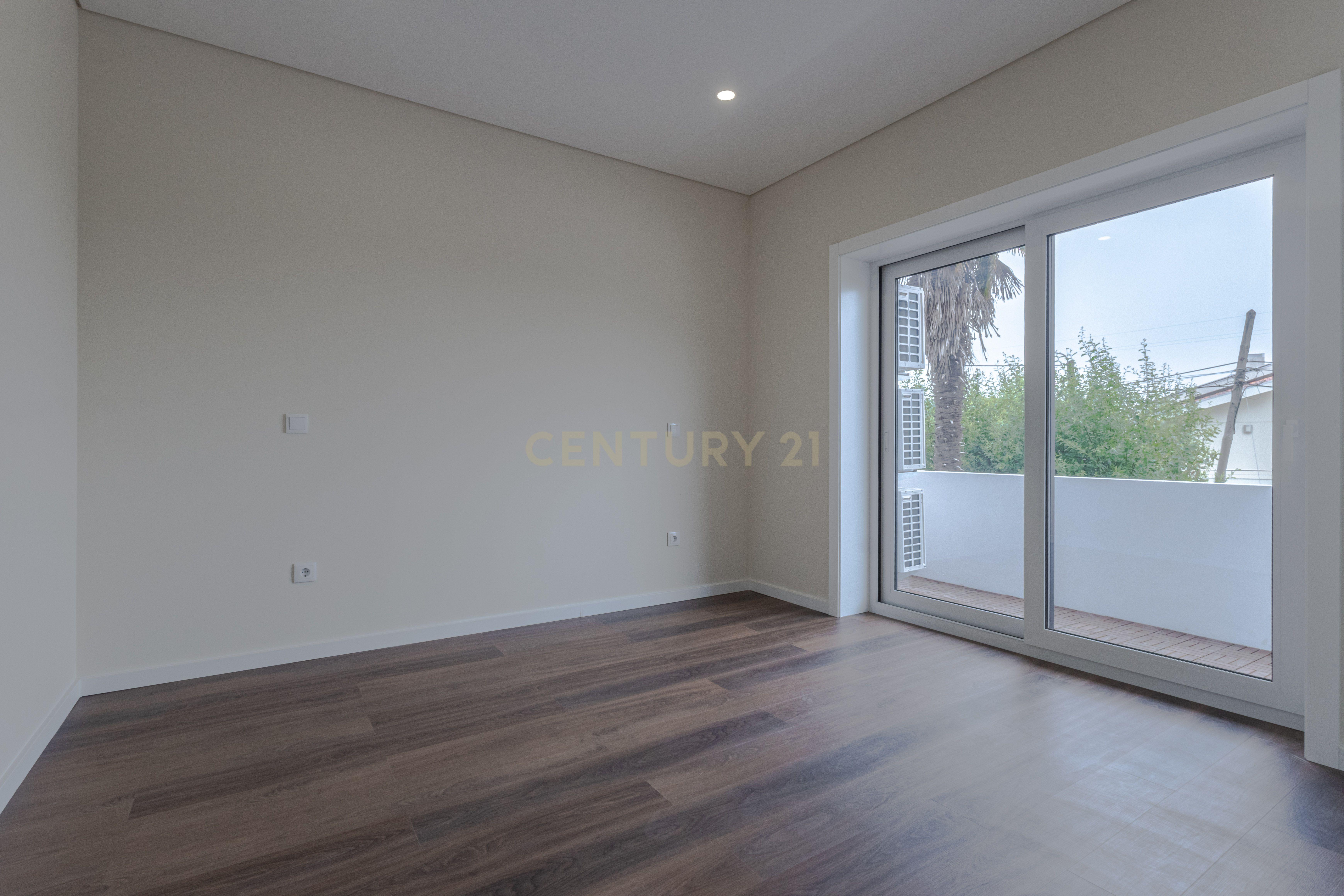 Fotografia 6 de Apartamento T2 Novo com Varanda e Lugar Duplo de Garagem