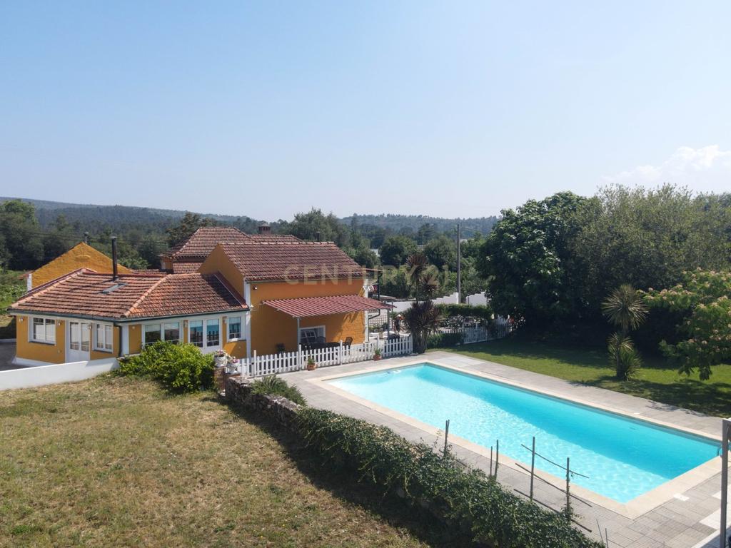 Moradia T7 tradicional em bom estado com varanda coberta, pátio, piscina, terraço coberta, vistas boas e jardim numa localização sossegada perto do centro de Arganil e o rio Alva - Image 11