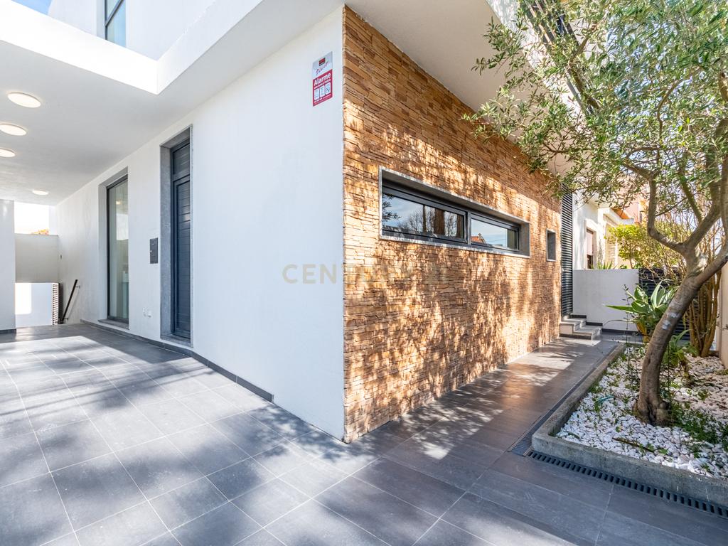 Moradia T3 com 3 Suites e Arquitetura Distinta em Samouco, Alcochete - Image 43