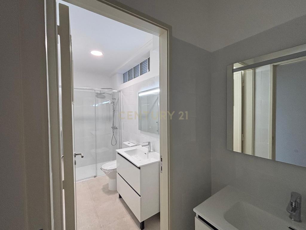 T3+1 Remodelado totalmente com excelentes áreas na carismática e tradicional zona da Estrela - Image 16