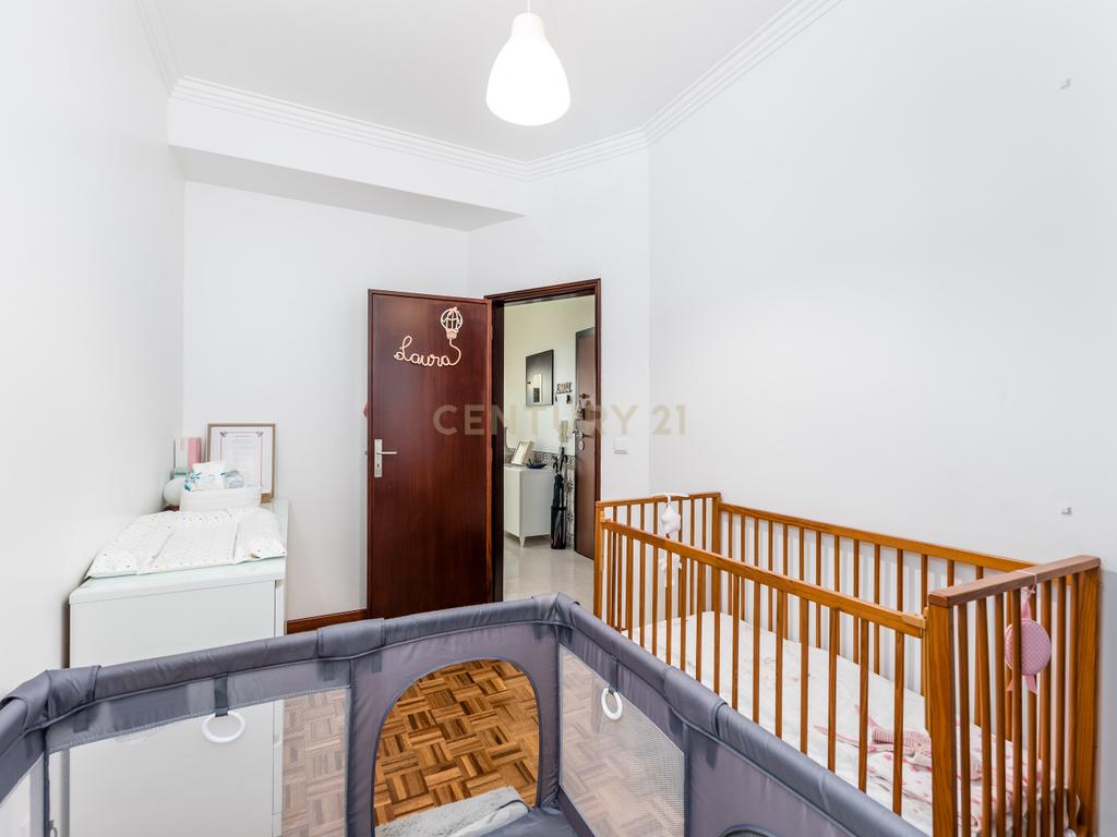 Apartamento T2 em Linda-a-Velha – Remodelado com Terraço e Excelente Localização - Image 10