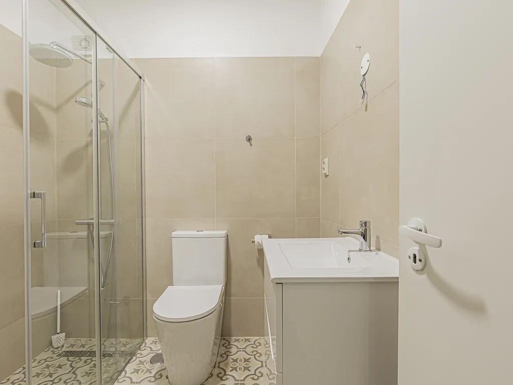 APARTAMENTO REMODELADO NO CENTRO DA COSTA DE CAPARICA - Image 17