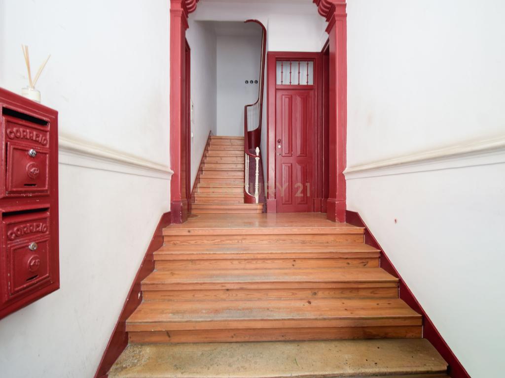 Apartamento T2+1 Renovado no Coração de Campo de Ourique - Image 27