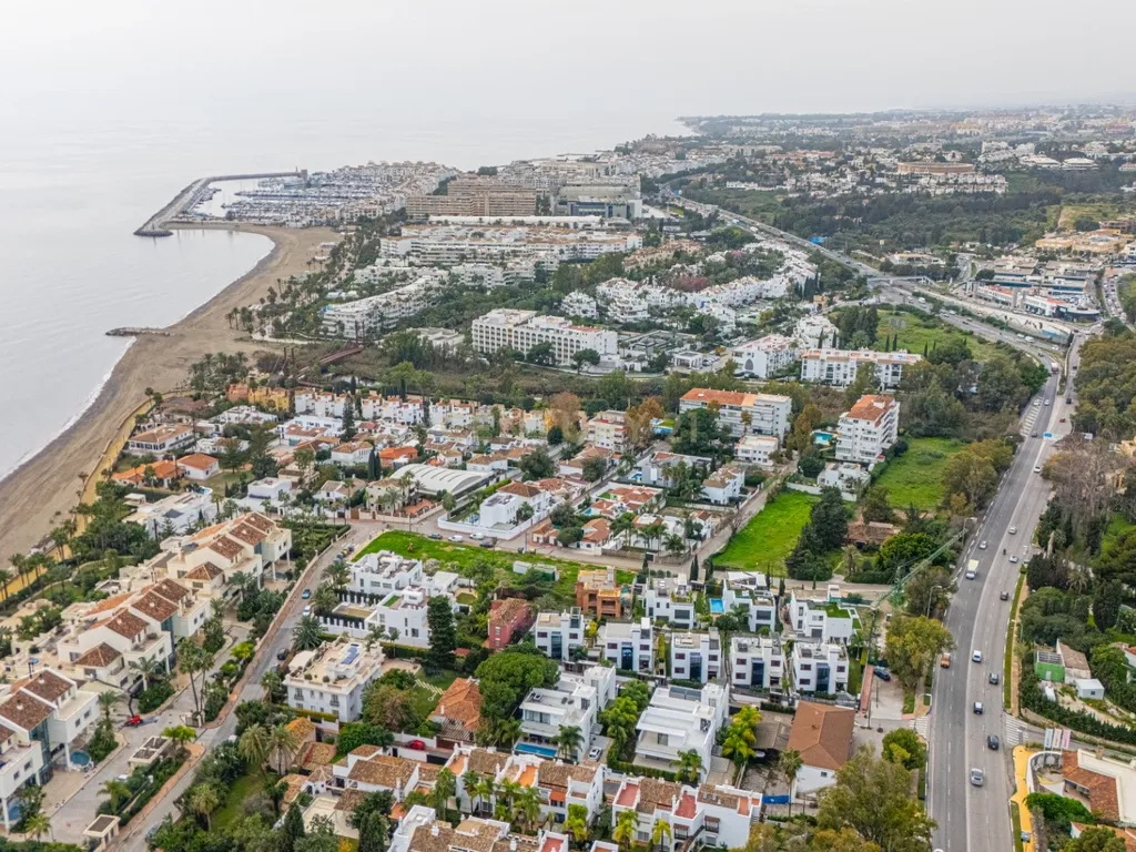 Ubicada en una de las zonas residenciales más exclusivas de Marbella, esta impresionante villa nueva en la segura urbanización Río Verde ofrece una combinación inmejorable de lujo, ubicación y estilo de vida. A tan solo 100 metros de la playa y a un corto paseo de Puerto Banús y supermercados, esta propiedad es ideal para disfrutar del estilo de vida costero más sofisticado. La villa cuenta con 4 luminosos y amplios dormitorios, 5 elegantes baños y grandes terrazas en cada nivel — tanto cubiertas como descubiertas — perfectas para tomar el sol, organizar barbacoas o disfrutar de reuniones con amigos. Con un diseño moderno y acabados de alta calidad, la vivienda ofrece un ambiente lleno de luz natural y todas las comodidades para vivir todo el año. Una piscina privada y hermosas vistas al mar completan esta joya, ideal tanto como residencia familiar como casa de vacaciones de lujo. Una oportunidad única de adquirir una villa contemporánea en el corazón de la Milla de Oro de Marbella. - Image 18