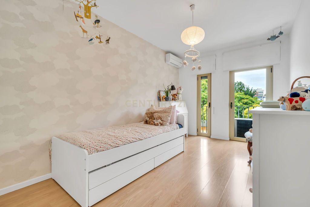 Apartamento T2 com Vista Panorâmica em Entrecampos - Image 17