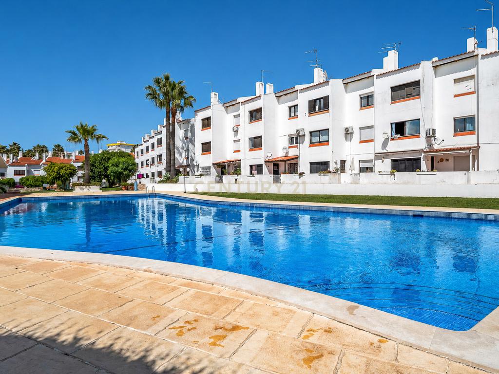 T1+1 Rés do Chão com Logradouro Privativo em Condomínio com Piscina Montechoro, Albufeira - Image 1