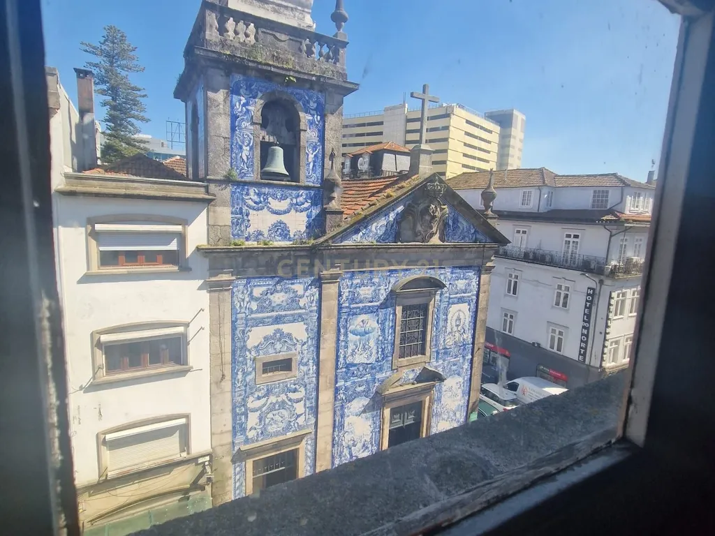 Espaçosa Propriedade para Recuperação no Coração do Porto - Image 11