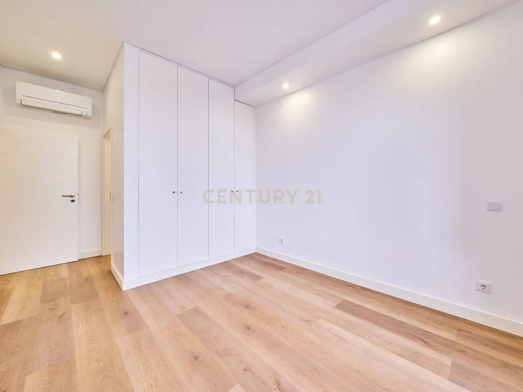 Apartamento T2 de Prestígio Totalmente Renovado na Avenida Luísa Todi – Setúbal - Image 6