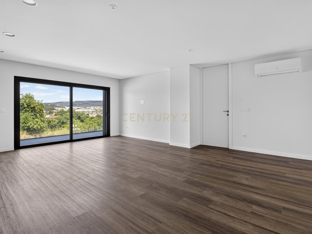 T3 Novo em Ferreiros, Braga | Suíte e 2 Quartos com Closet e Varanda Panorâmica - Image 4