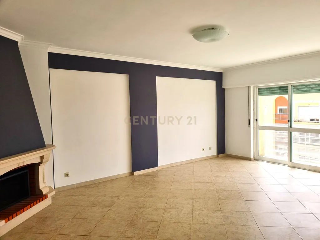 Apartamento T2 com Vista Panorâmica e garagem - Image 2