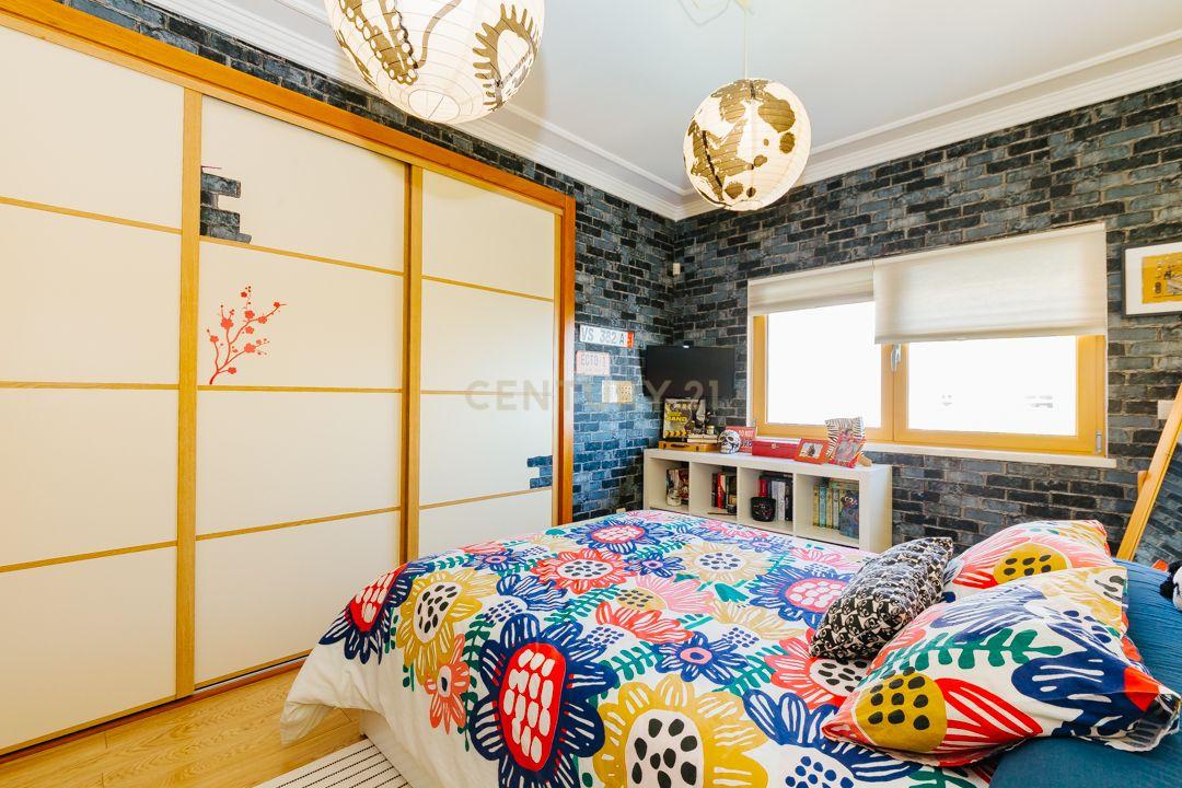 Luxuosa Moradia Renovada com Vista Panorâmica em Loures - Image 34