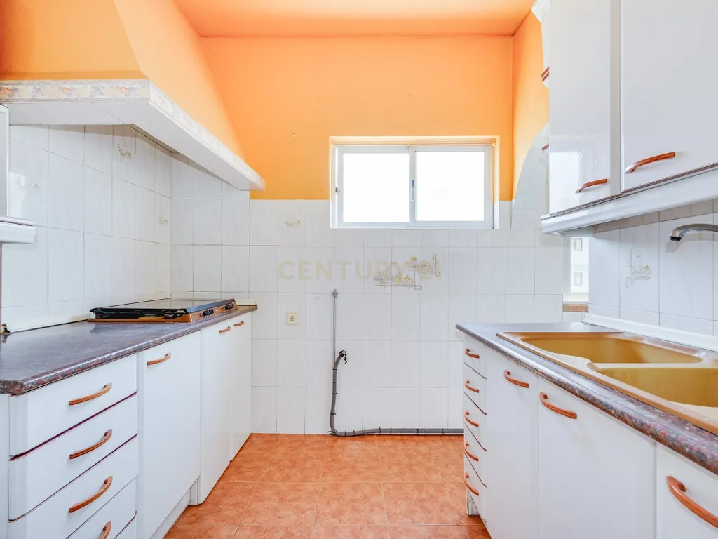 T2 Luminoso na Vila da Apelação – Espaço, Conforto e Potencial - Image 3
