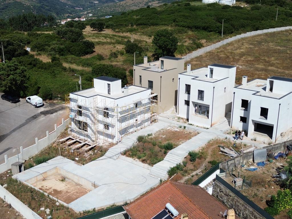 Moradia T4, condomínio fechado, Loures, piscina, 3 parqueamentos, vista desafogada - Image 26