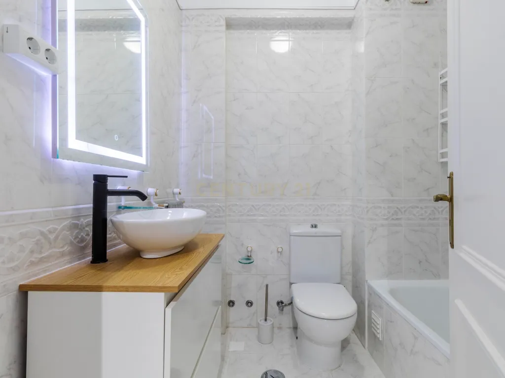 Espaçoso T3 na Sobreda com 2 Casas de Banho e Varandas - Image 4
