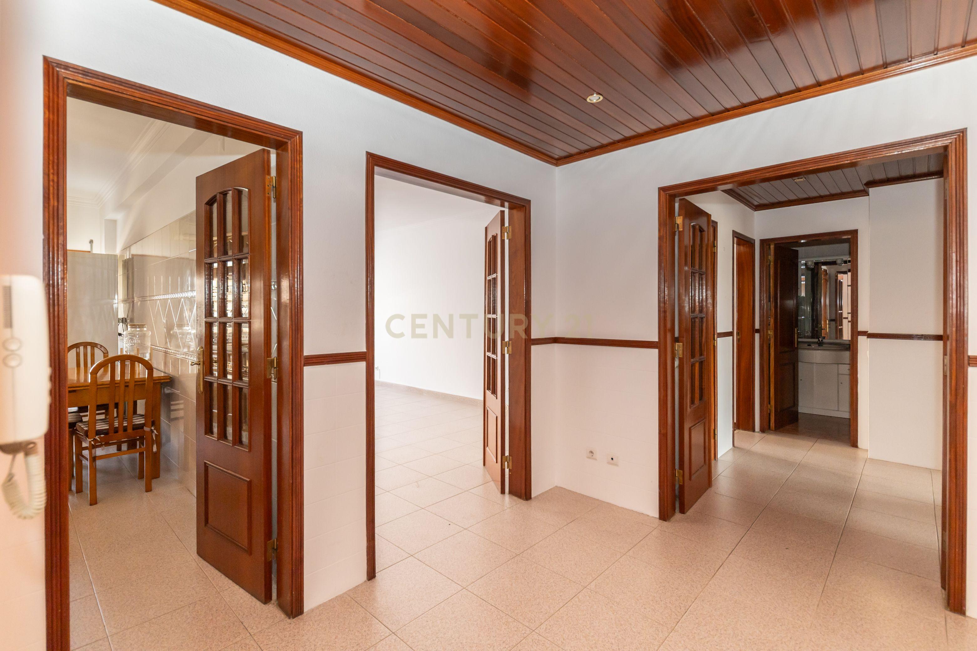 Apartamento T3 para arrendamento – Quinta da Marialva, Corroios - Image 11