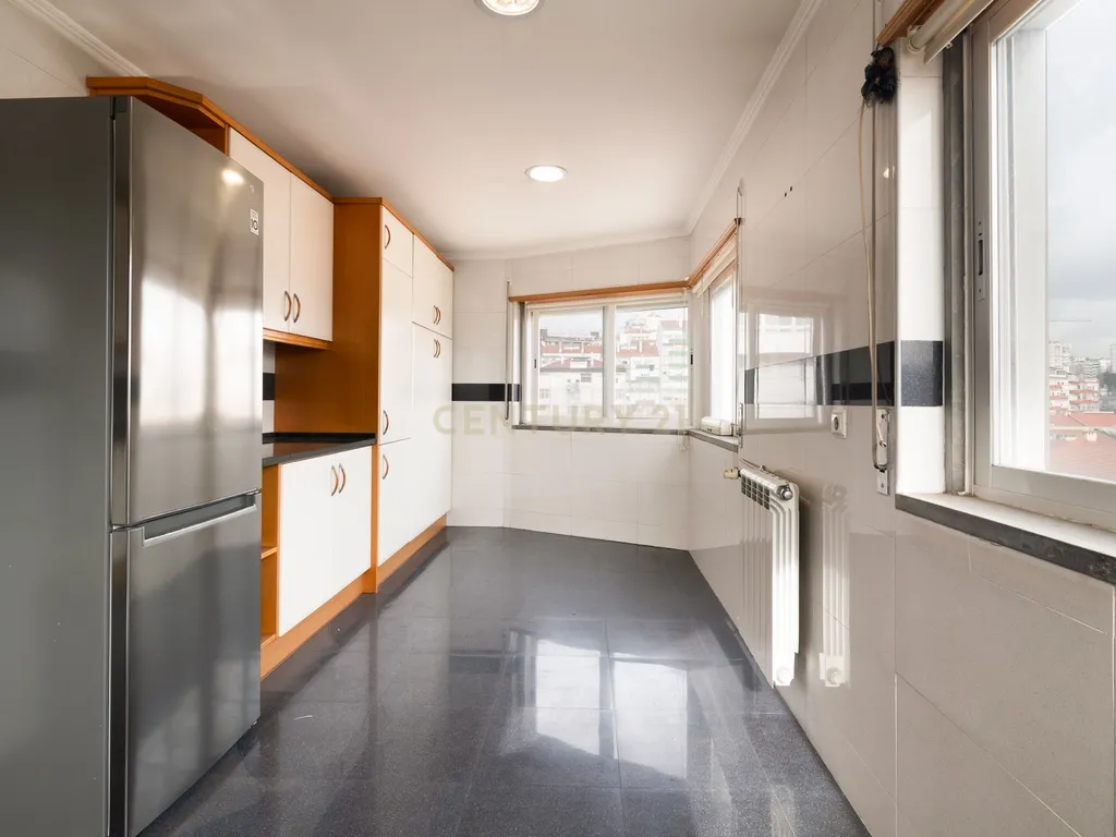 Apartamento T4 no Centro de Odivelas com Parqueamento para 3 Viaturas - Image 8