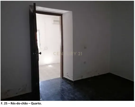 Fotografia 10 de Moradia T3 de Rês-Chão e 1º Andar para remodelação, Mourão.