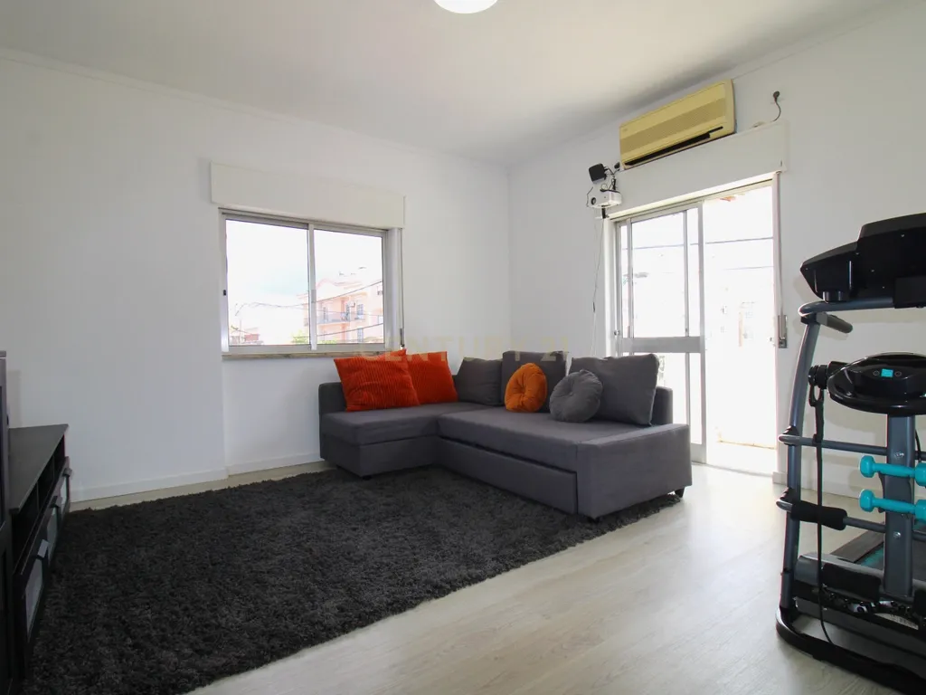 Apartamento T2 Quinta do Conde - Image 4