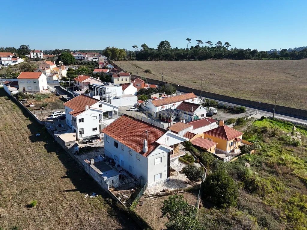 Moradia T7 de dois pisos com garagem, jardim e anexos | Terreno 894 m² na Paz em Mafra - Image 41