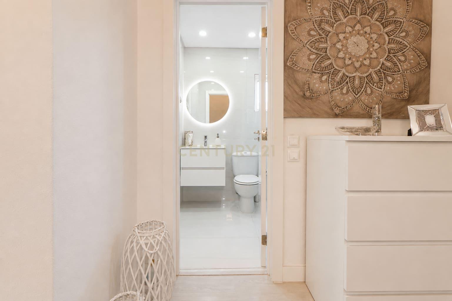 Fotografia 12 de Apartamento T2 semi-renovado com 2 marquises e muita luminosidade no Bairro Afonso Costa | Praceta Dom Paio Peres Correia, Setúbal