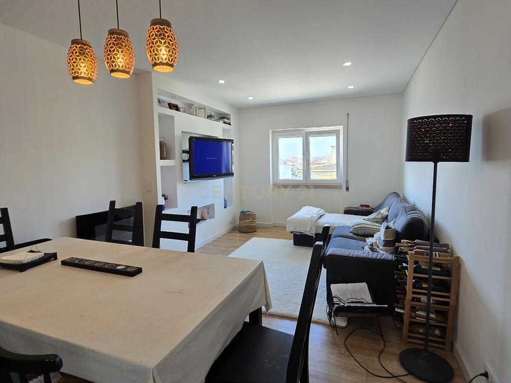 Apartamento T3 Totalmente Remodelado com Varanda e Arrecadação – Vistas Desafogadas - Image 1