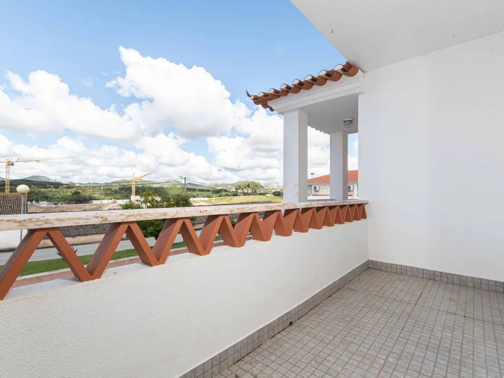 Espaçoso Apartamento T2 Póvoa da Galega com Terraço e Vista Desafogada - Image 11