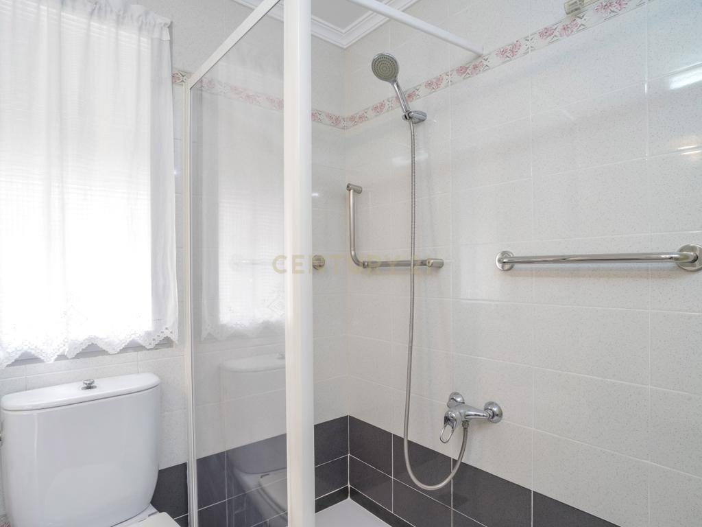 APARTAMENTO ESPAÇOSO DE 4 QUARTOS COM TERRAÇO EM MÁLAGA – LOCALIZAÇÃO PRIVILEGIADA E ELEVADO POTENCIAL - Image 11