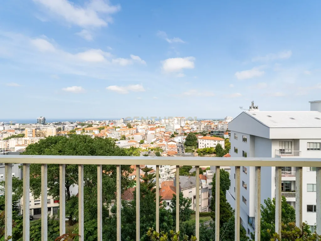 Apartamento T4 transformado em T3, com Arrecadação e Garagem – Rua Alves Redol, Porto - Image 6