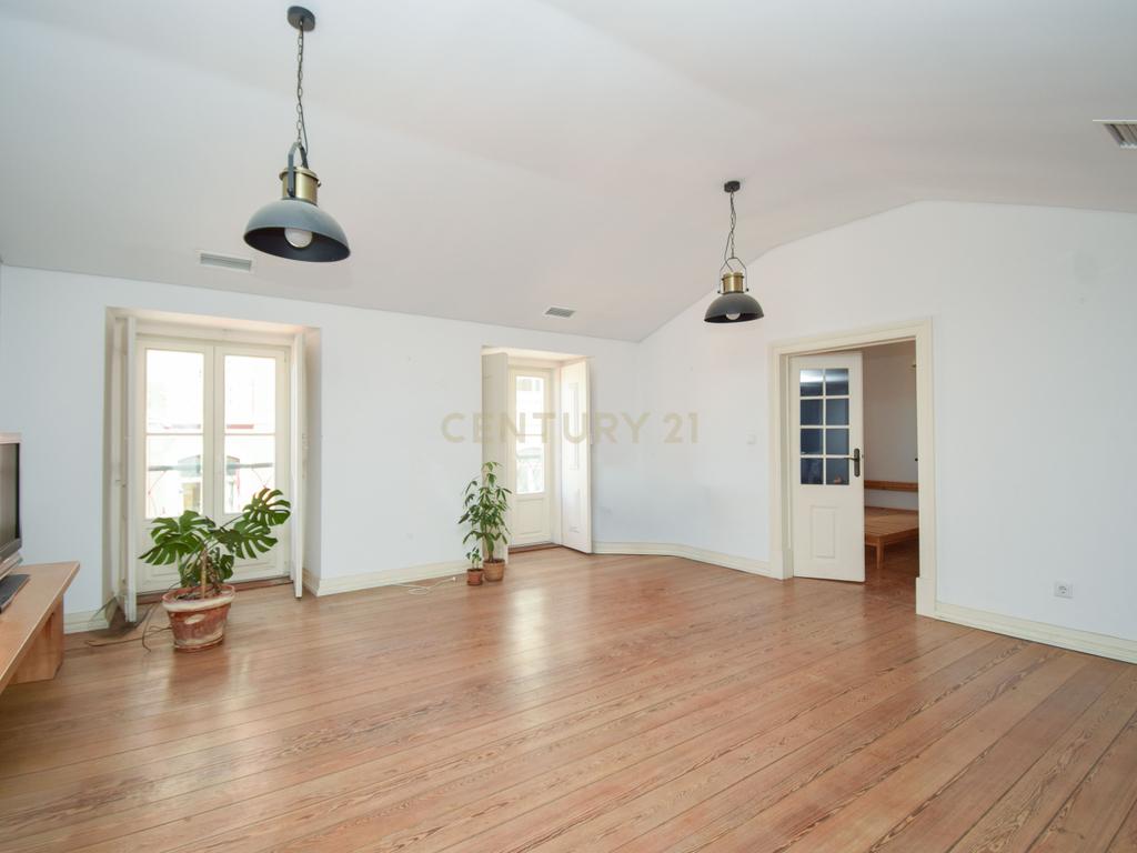 Apartamento T5 Duplex para Arrendamento em Alcântara (2.300€) - Image 1