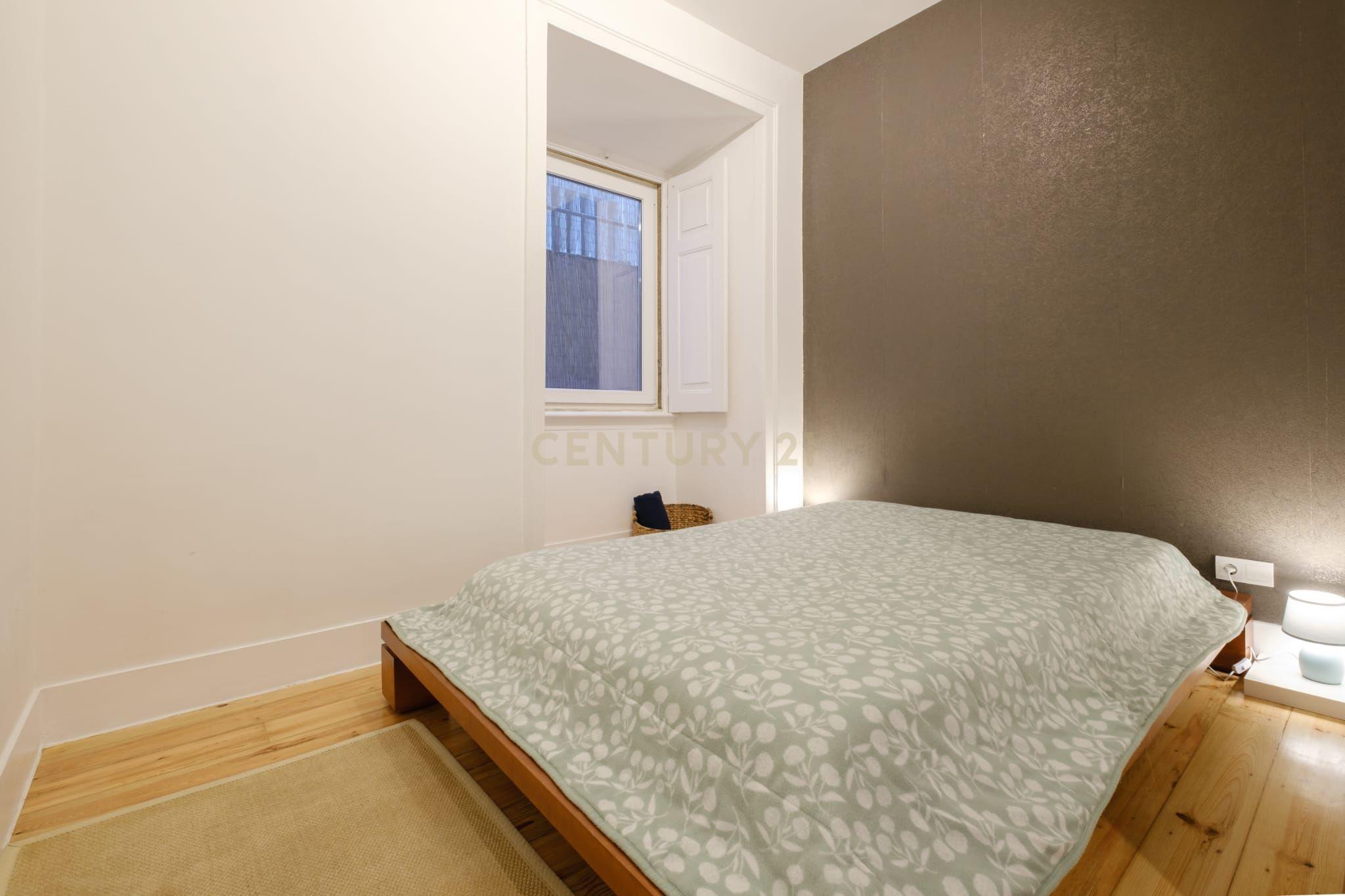 Apartamento T1 com terraço, perto de Santa Apolónia - Image 17