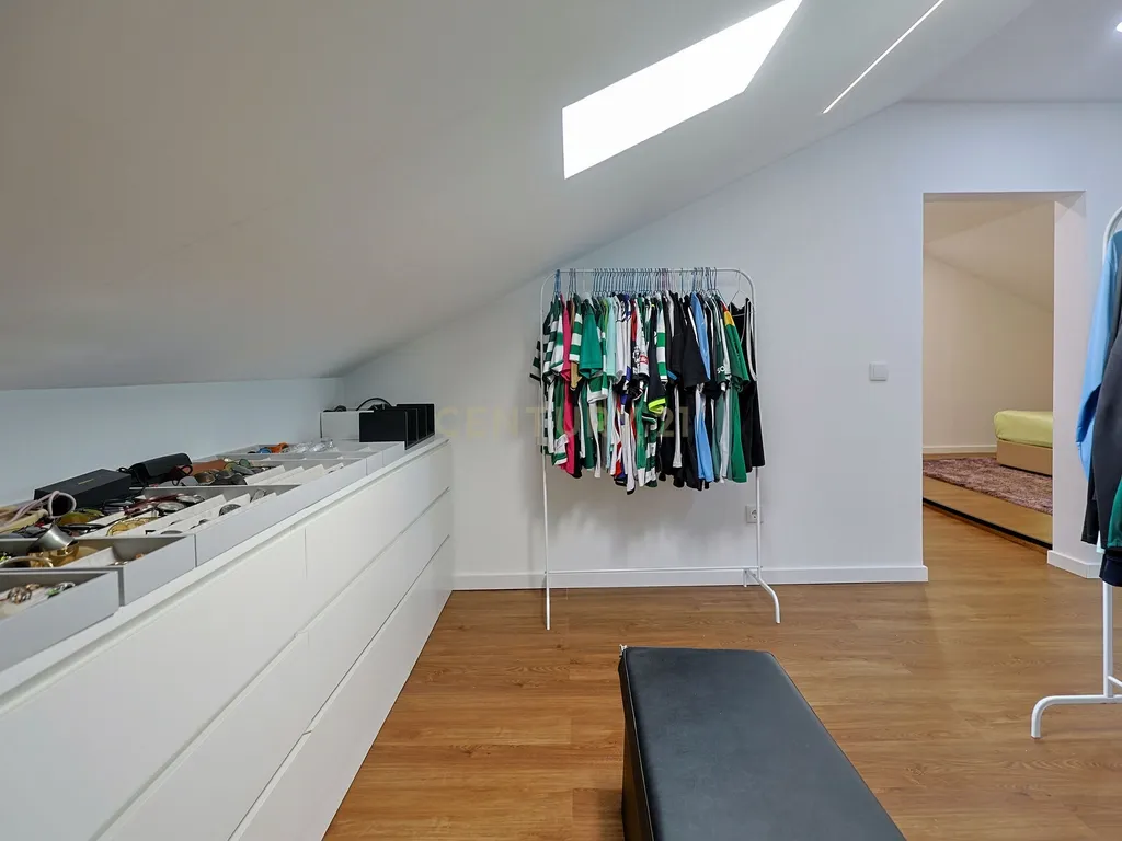 Apartamento T3 Duplex Remodelado no Centro de Corroios - Image 28