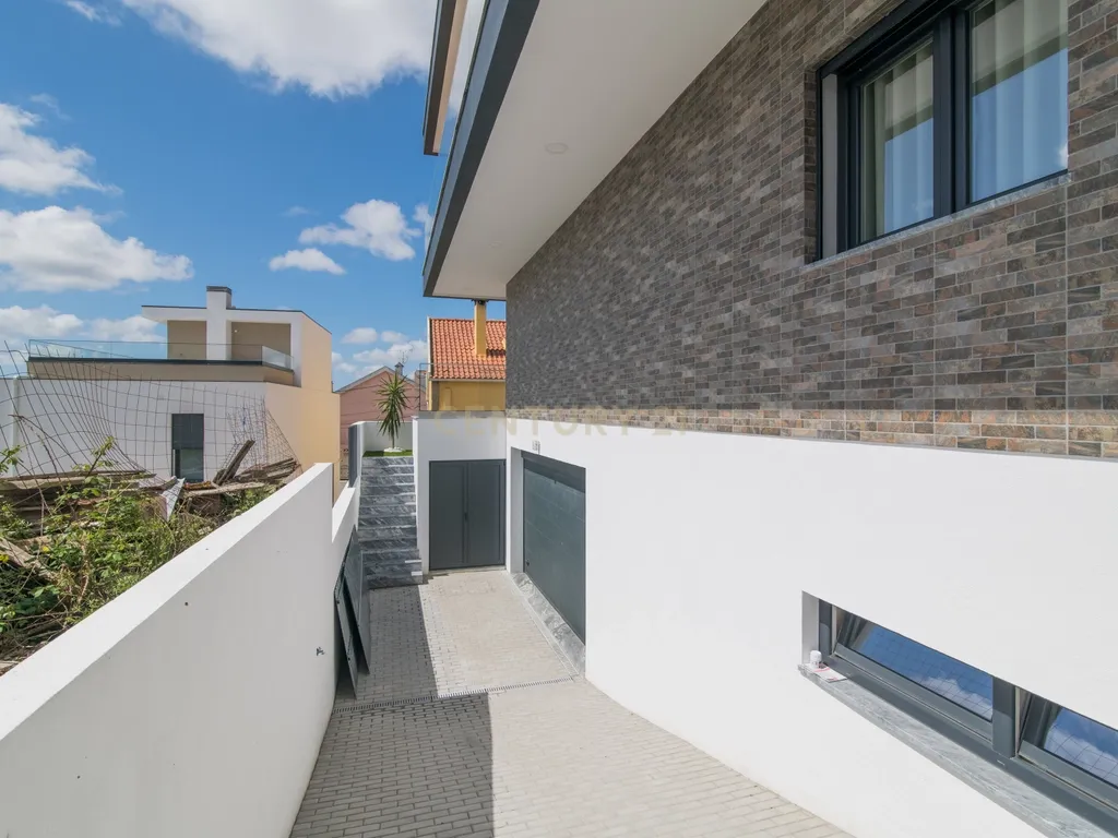 Moradia nova para estrear, de Sonho com Vista Panorâmica Sobre Lisboa no Bairro Casal do Bispo - Image 25