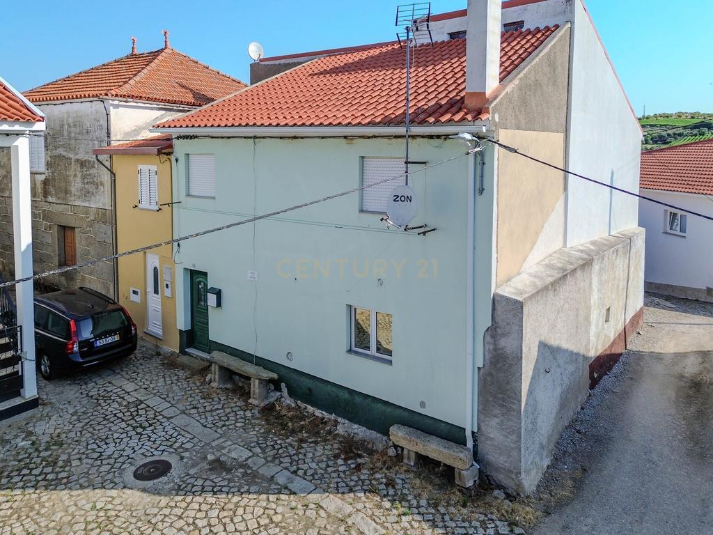 Moradia T2 com 70 m² localizada em Foz Côa, no Largo do Rossio, em pleno Alto Douro Vinhateiro. - Image 16