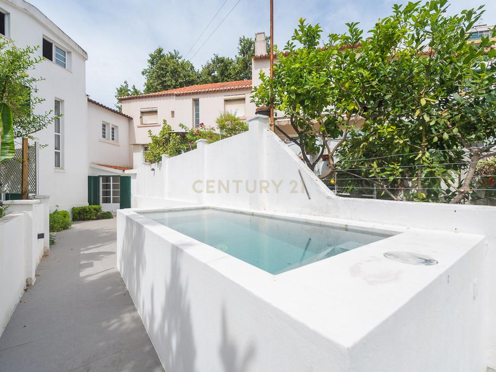 Moradia T3 + 1 Renovada com Jardim e Piscina em Penha de França, Lisboa - Image 19