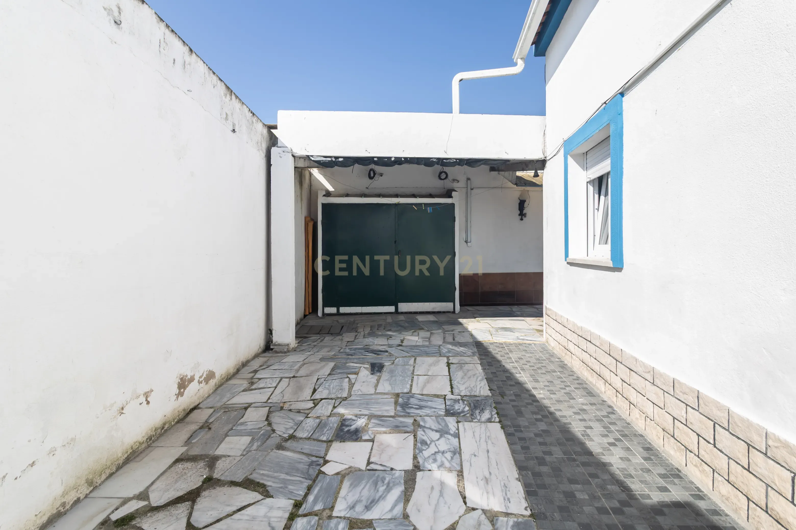 Fotografia 3 de Moradia T3+2 em Santo Ovídio -  T2 Autónomo com Terraço
