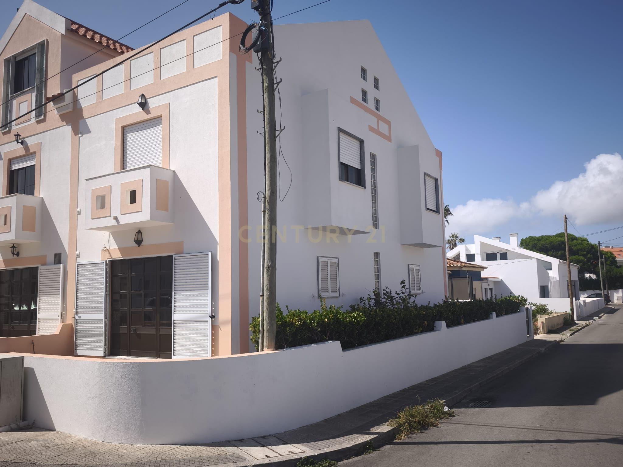 Moradia T3+2 com Terraço, Churrasqueira e Box para 3 Carros – Consolação, Peniche (A 5 min da Praia)